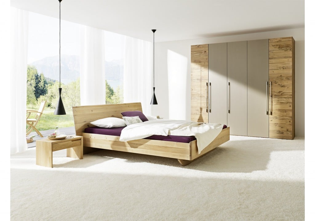 TESSO_Schlafen_Asteiche_Milieu_1 Anrei Zirben-Massivholzbett Big Ann