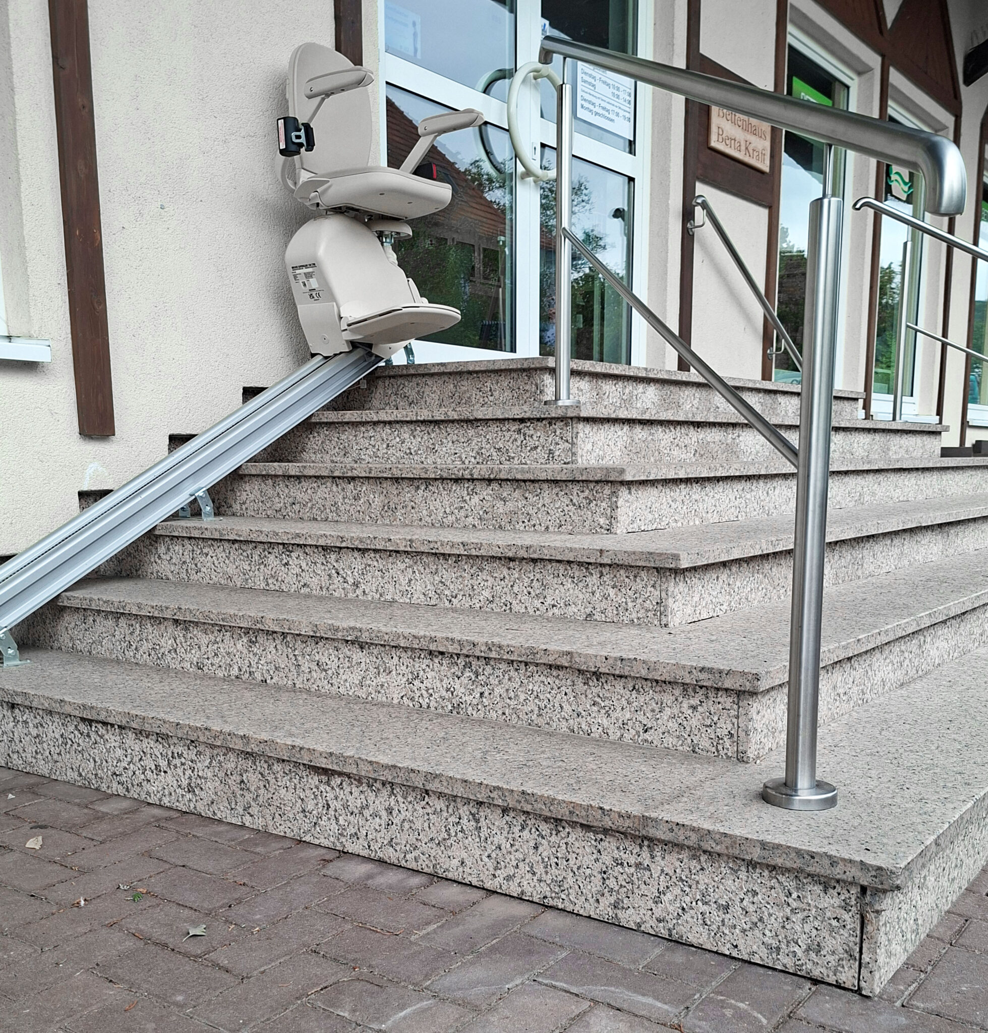 Treppenlift - Zugang Erdgeschoss über Eingangstreppe